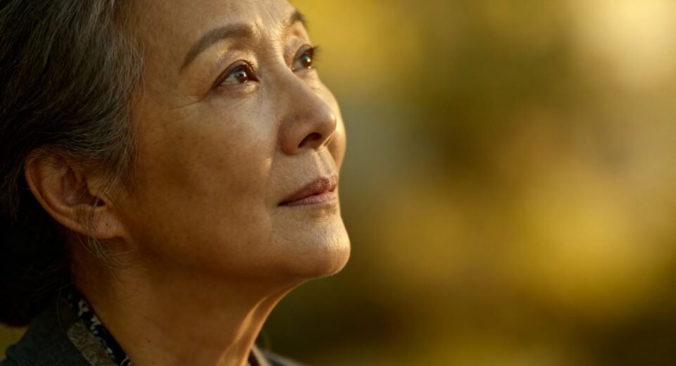 Mulher pensativa olhando para o horizonte.